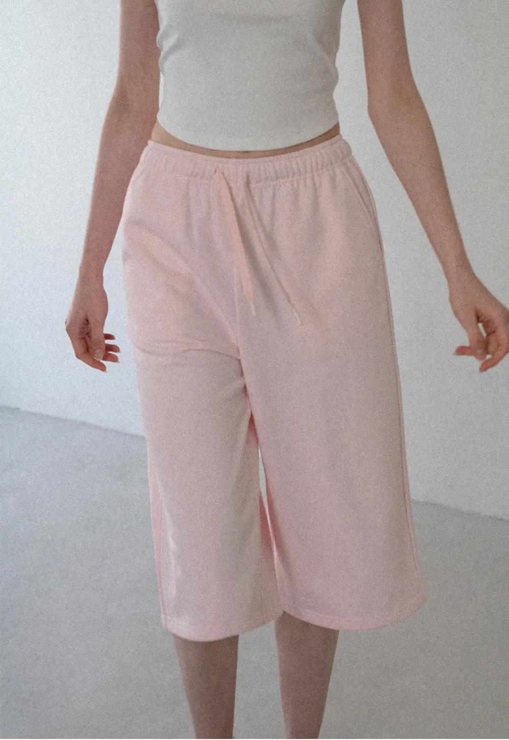 Pantalon décontracté court à jambes larges et taille élastiquée avec cordon de serrage