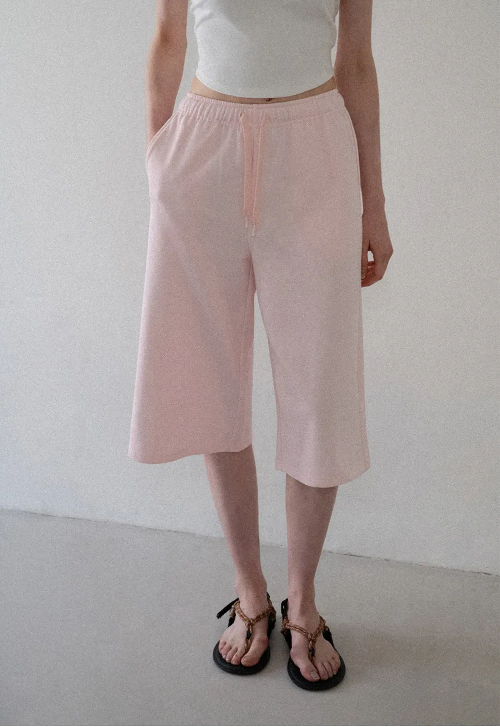 Pantalon décontracté court à jambes larges et taille élastiquée avec cordon de serrage