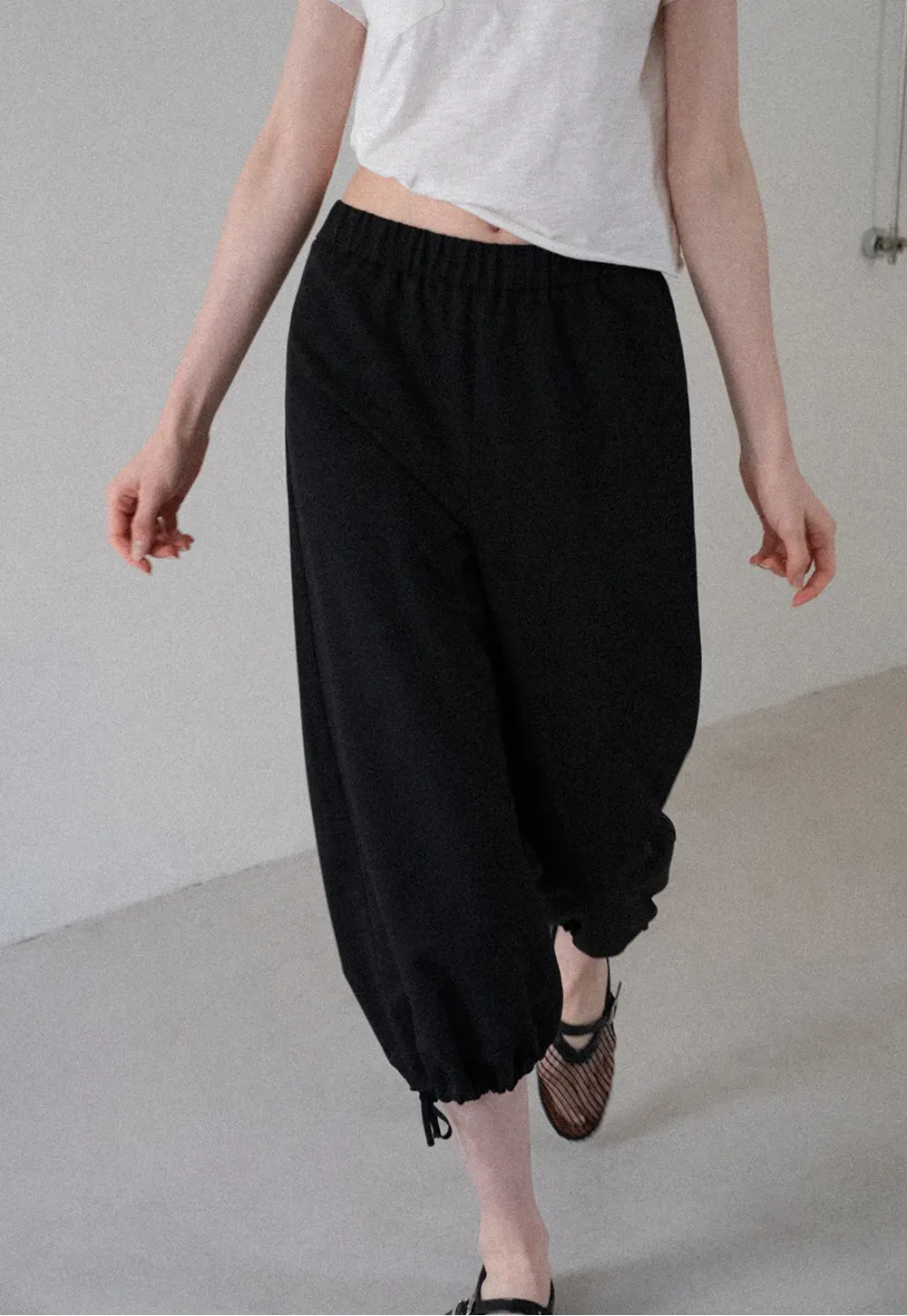 Lässige, lässige Hose mit kurzem, weitem Bein und Kordelzugbund