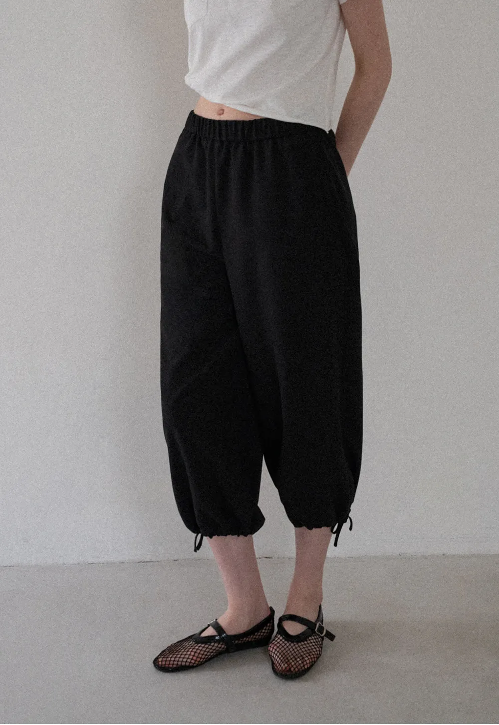 Lässige, lässige Hose mit kurzem, weitem Bein und Kordelzugbund
