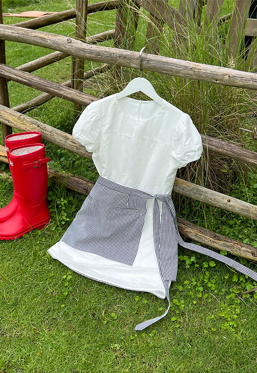 Striped Waist Apron with Front Pockets and Tie Closure