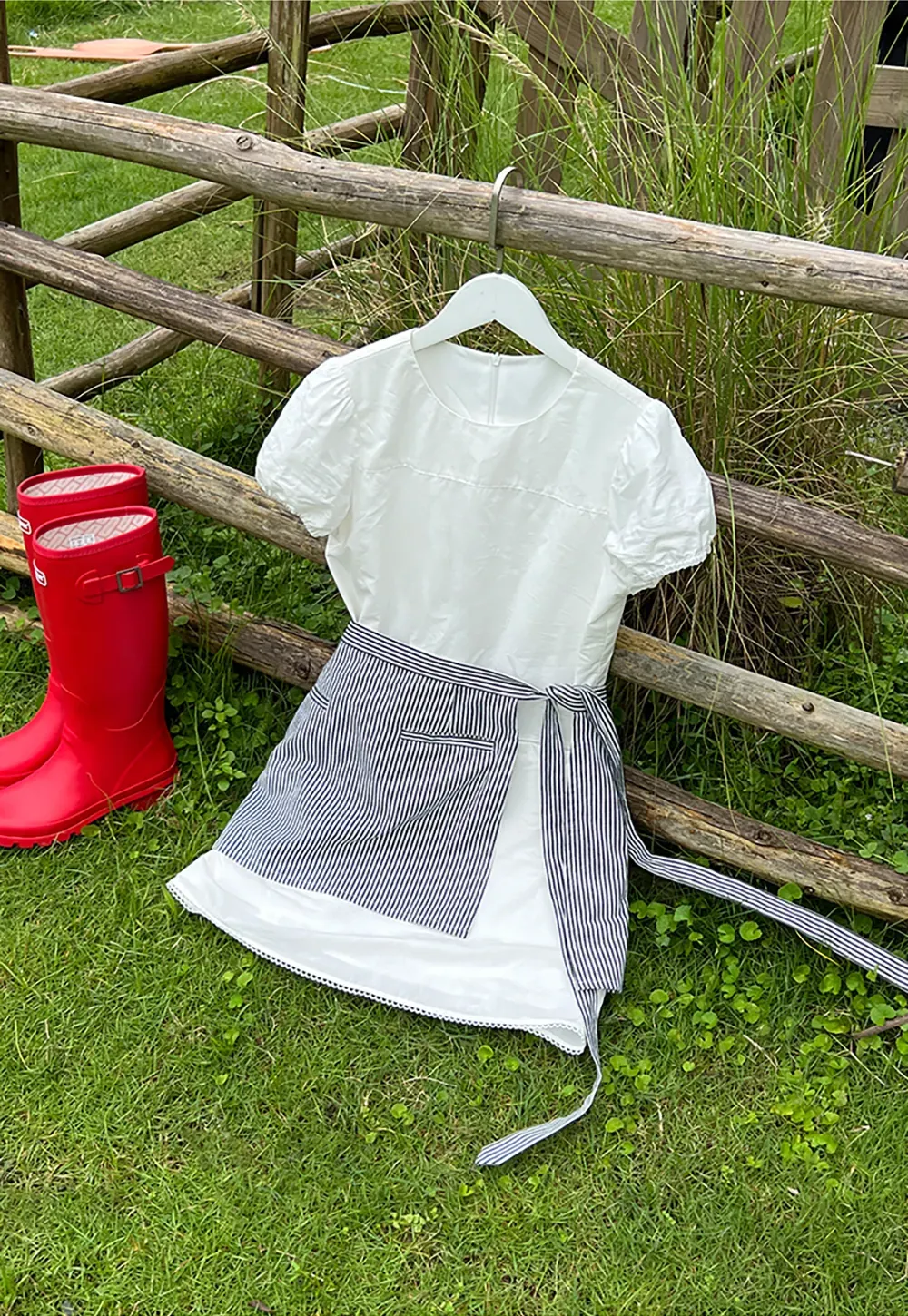 Striped Waist Apron with Front Pockets and Tie Closure