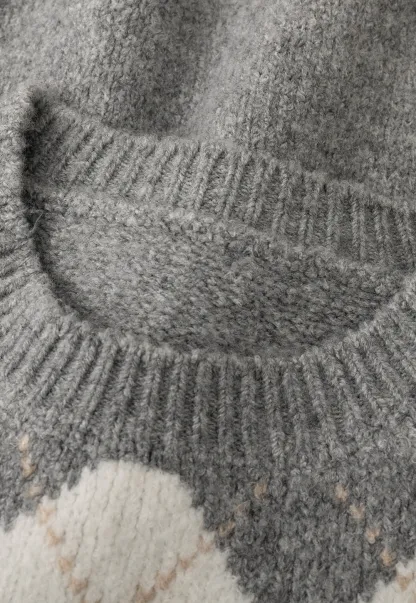 Classic diamond pattern wool knit sweater for casual wear