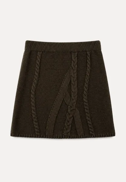Ribbed Knit Sleeveless Sweater with Lace Trim