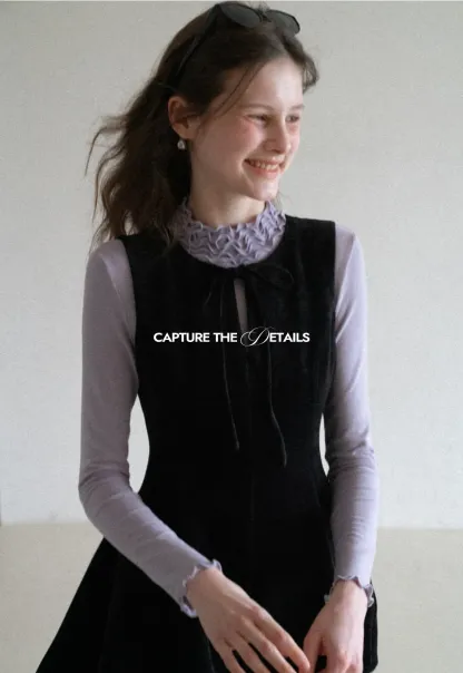 Elegant sleeveless dress with ruffled collar and bow tie design