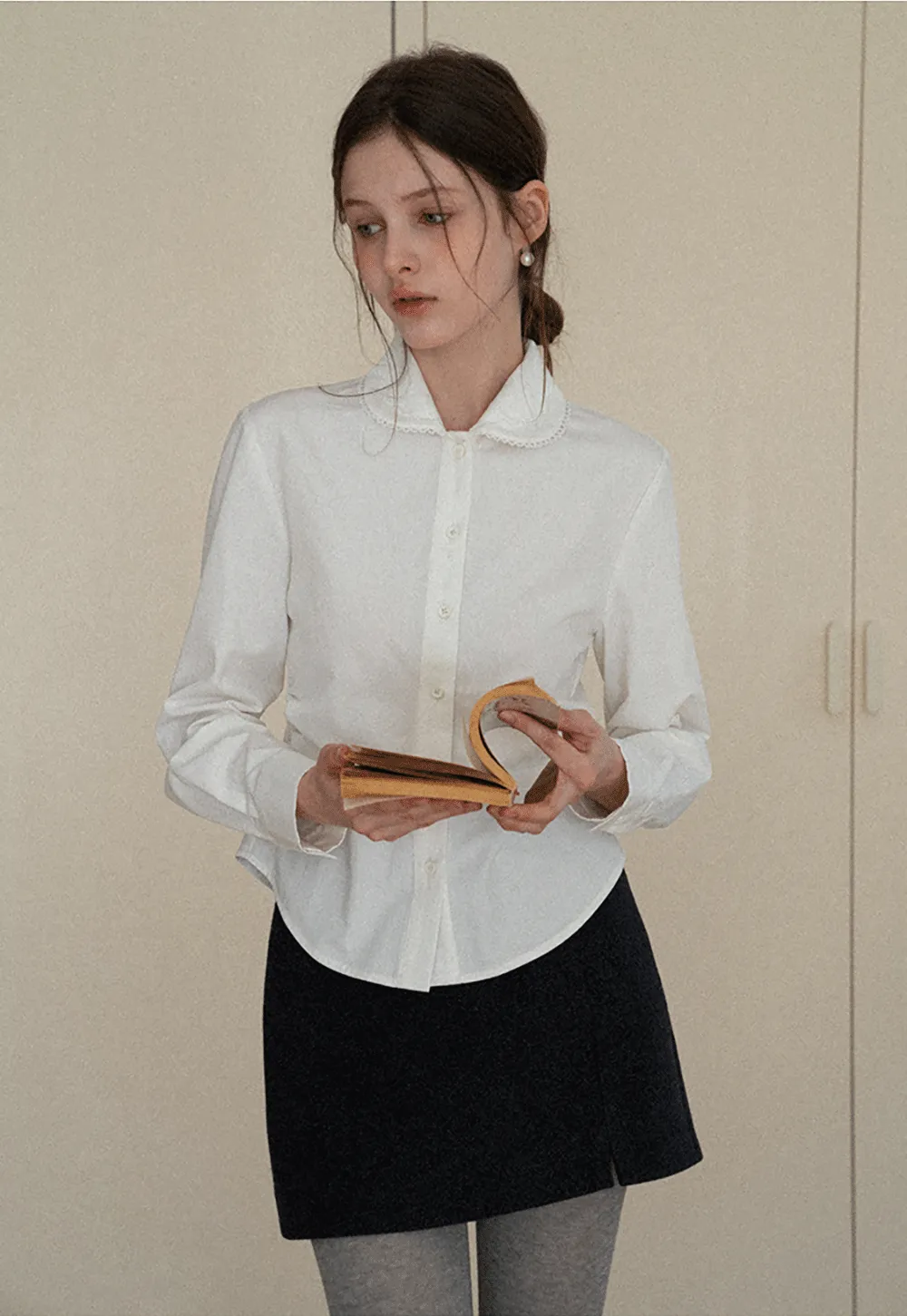 Elegant blouse with scalloped collar and long sleeves for versatile styling