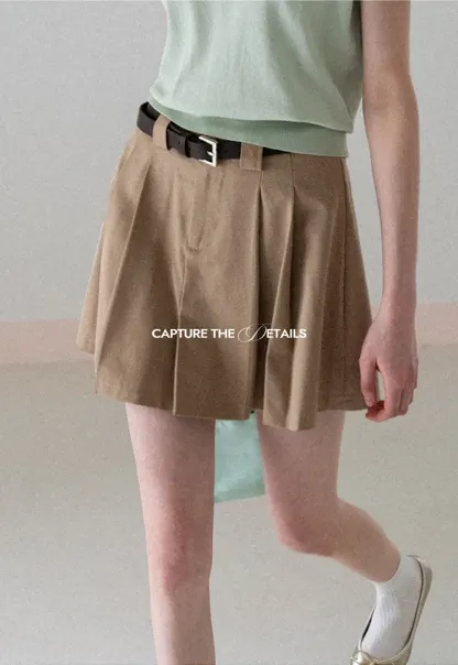Pleated short skirt with belt loop and buckle