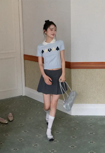 Knitted Short Sleeve Sweater with Collar and Diamond Pattern