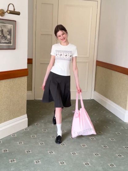 Short sleeve t shirt with embroidered pattern band