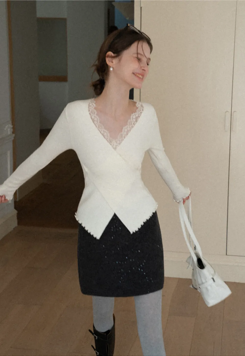 Elegant V Neck Lace Trim Knit Top with Asymmetrical Hem