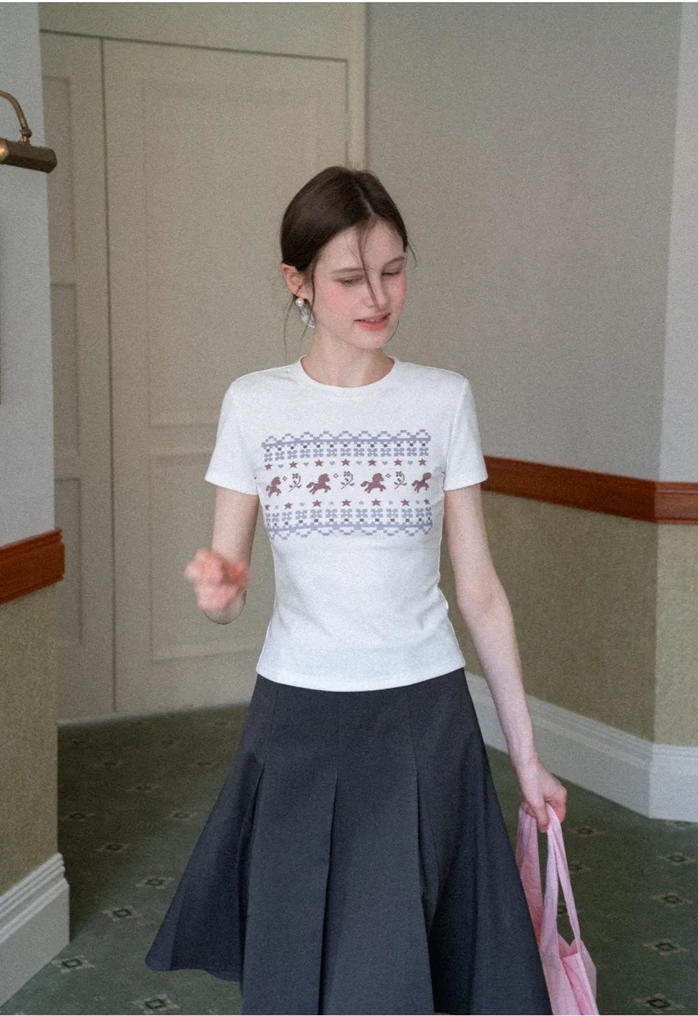 Short sleeve t shirt with embroidered pattern band