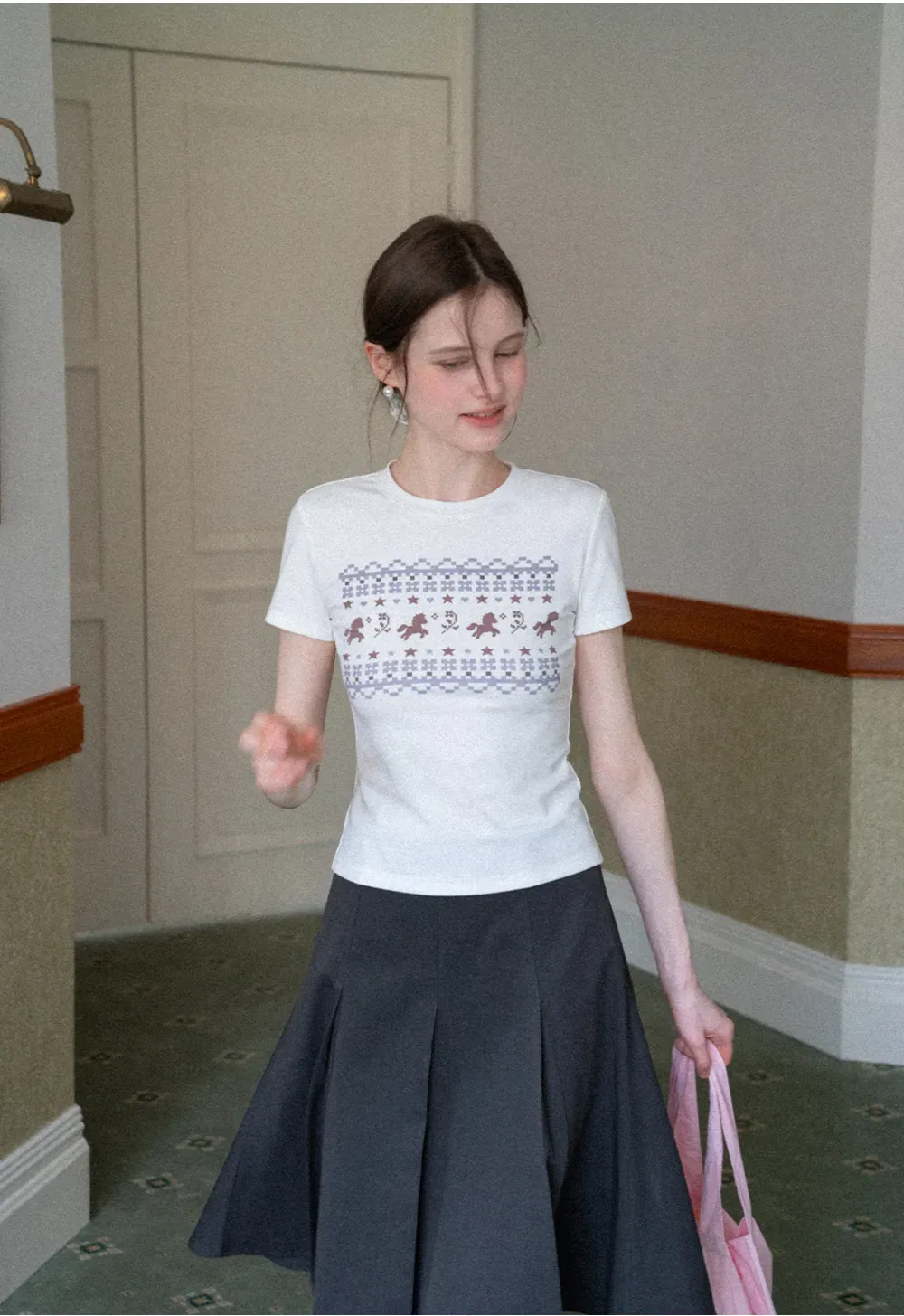 Short sleeve t shirt with embroidered pattern band