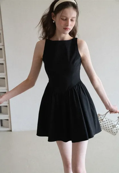 Sleeveless dress with back bow detail
