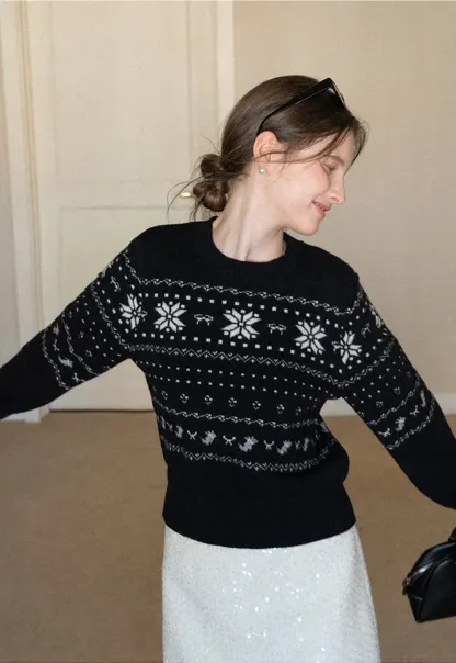 Winter Snowflake Knit Sweater with Round Neck Design