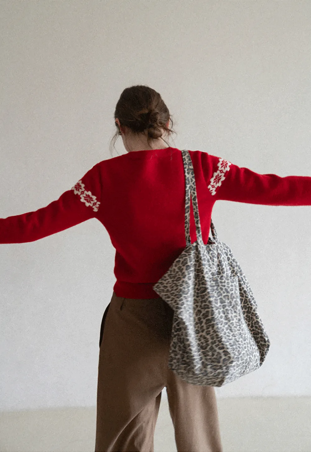 Round Neck Sweater with Snowflake Pattern Design