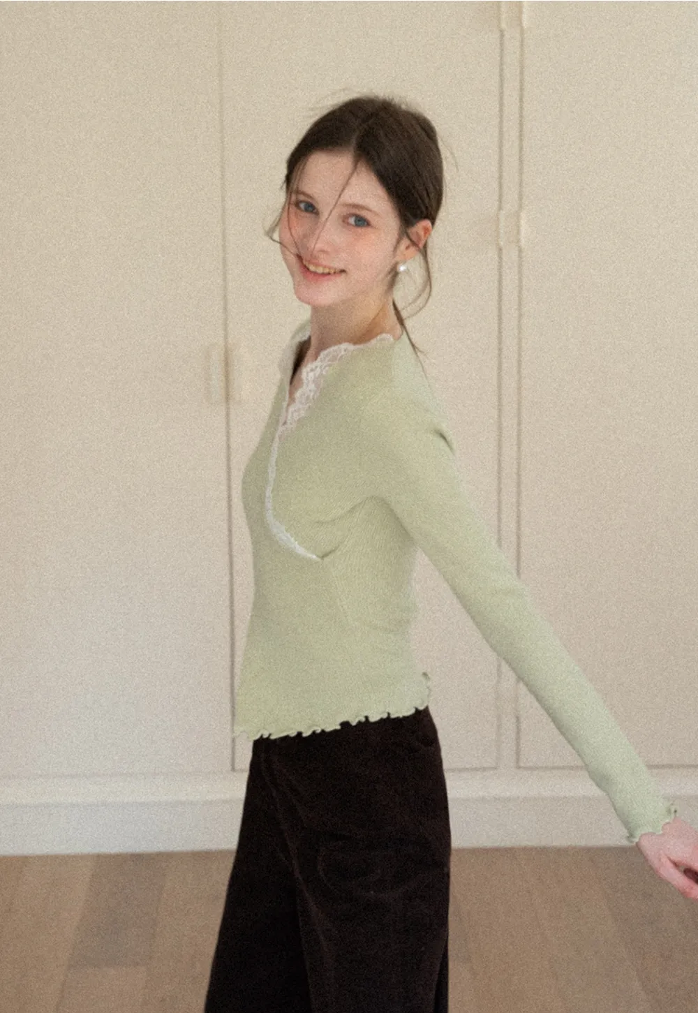 Elegant V Neck Lace Trim Knit Top with Asymmetrical Hem