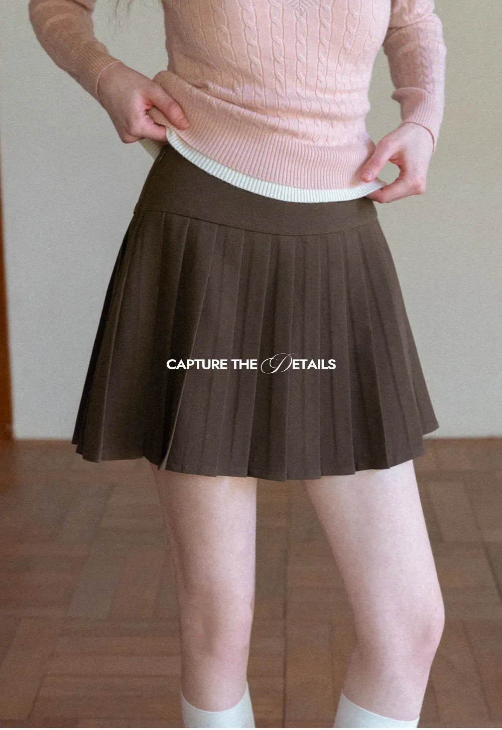 Pleated skirt with white waistband and ribbed texture