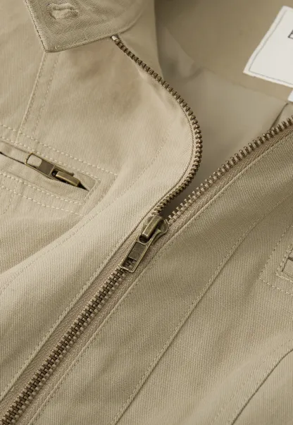 Short jacket with stand collar and front pockets