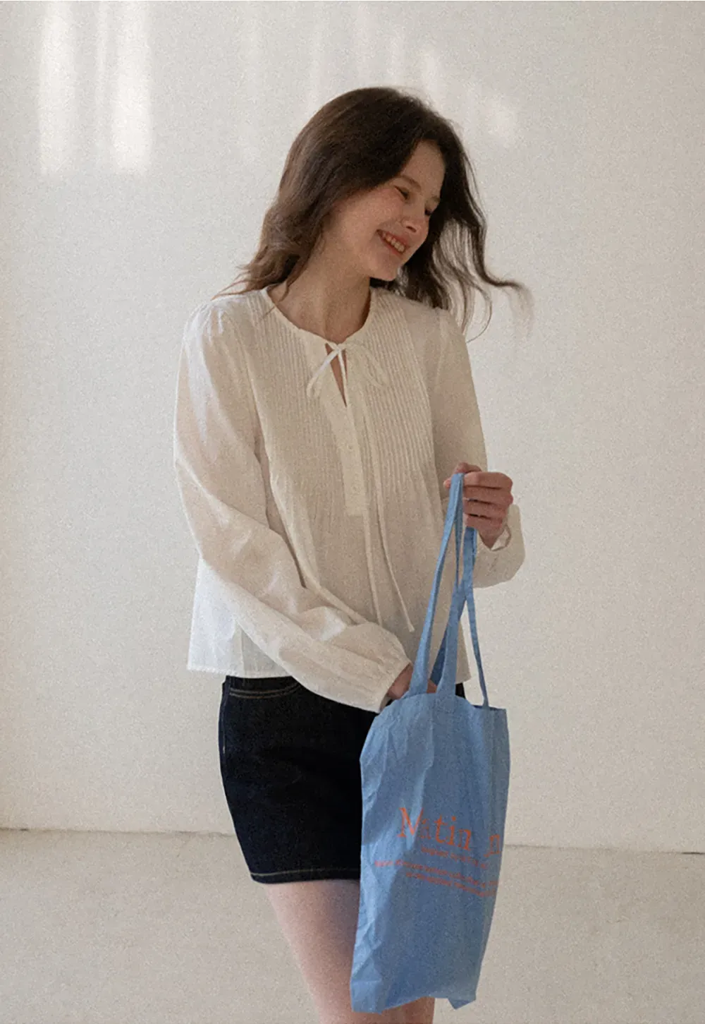 Pleated blouse with tie neck and long sleeves