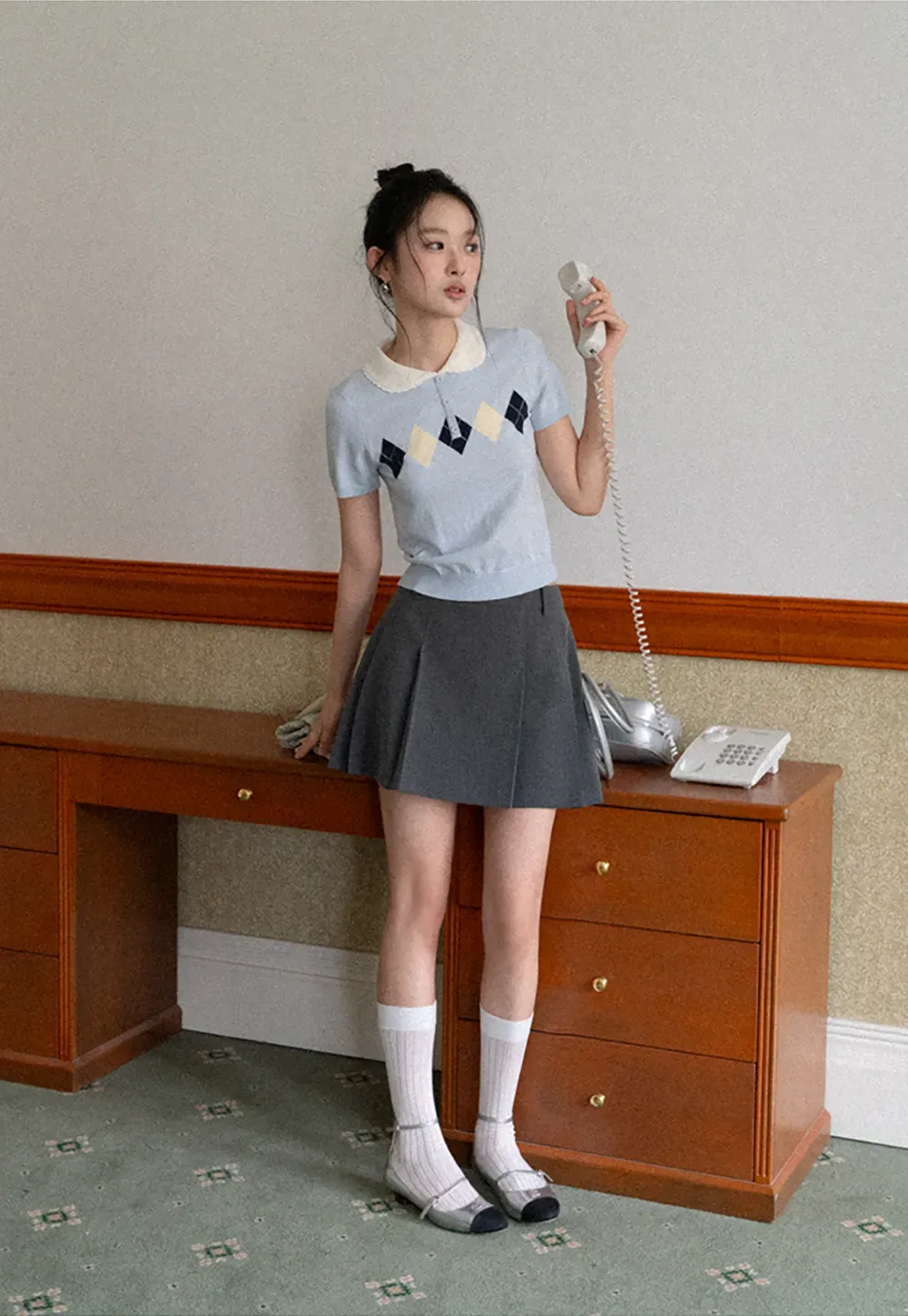 Knitted Short Sleeve Sweater with Collar and Diamond Pattern