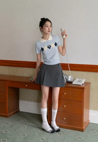 Knitted Short Sleeve Sweater with Collar and Diamond Pattern