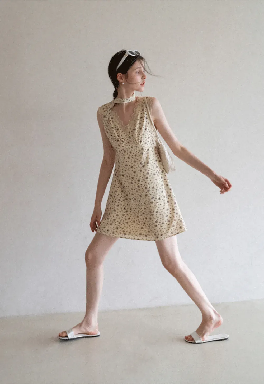 Floral Print Sleeveless Dress with Lace Trim and Choker Neckline