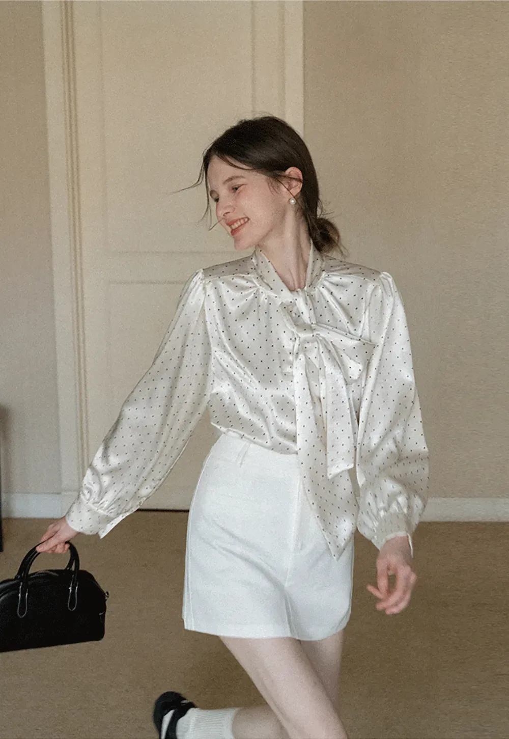 Elegant blouse with bow collar and long sleeves