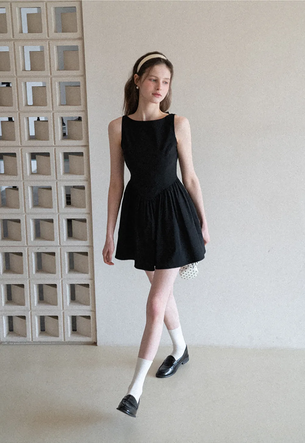 Sleeveless dress with back bow detail