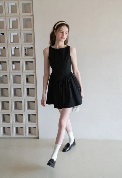 Sleeveless dress with back bow detail