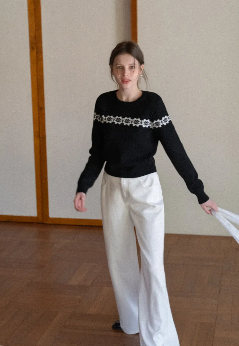 Round Neck Sweater with Snowflake Pattern Design