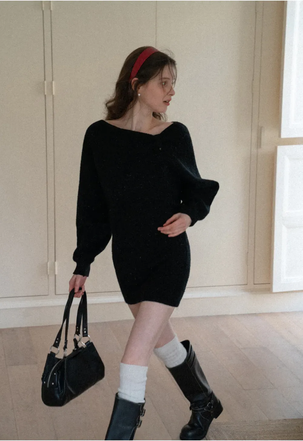 Elegant knit dress with long sleeves and round neckline