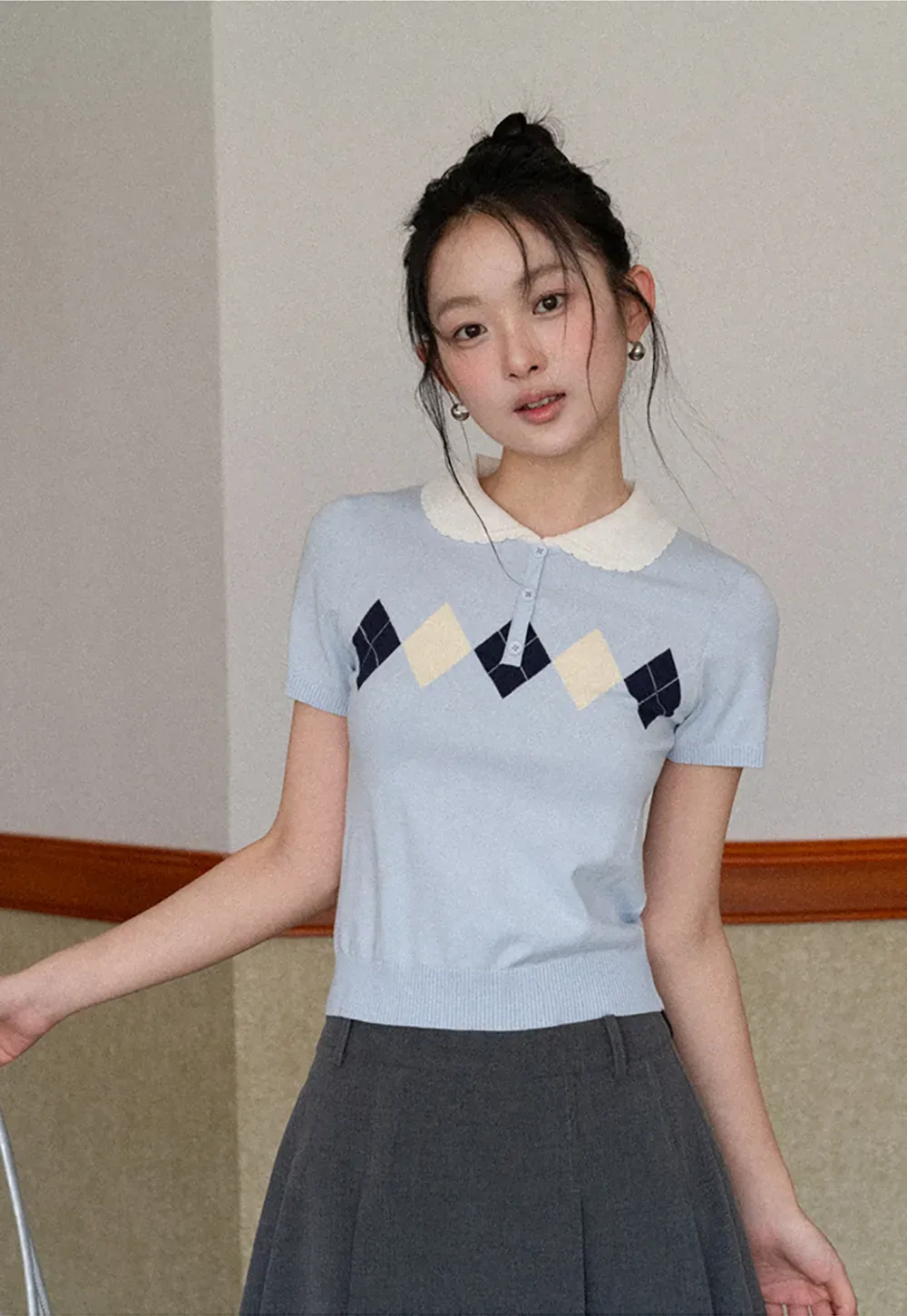 Knitted Short Sleeve Sweater with Collar and Diamond Pattern