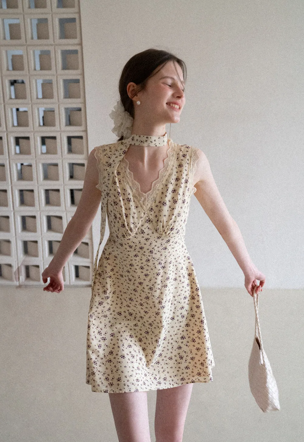 Floral Print Sleeveless Dress with Lace Trim and Choker Neckline