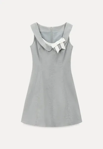 Sleeveless dress with Peter Pan collar and bow detail