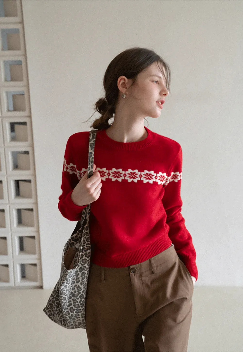 Round Neck Sweater with Snowflake Pattern Design