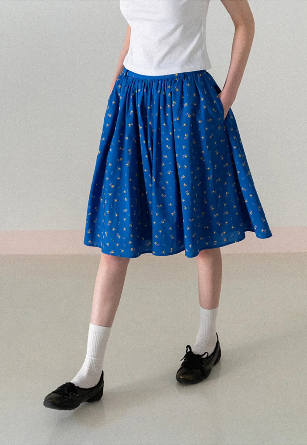 A-line skirt with floral print and elastic waist