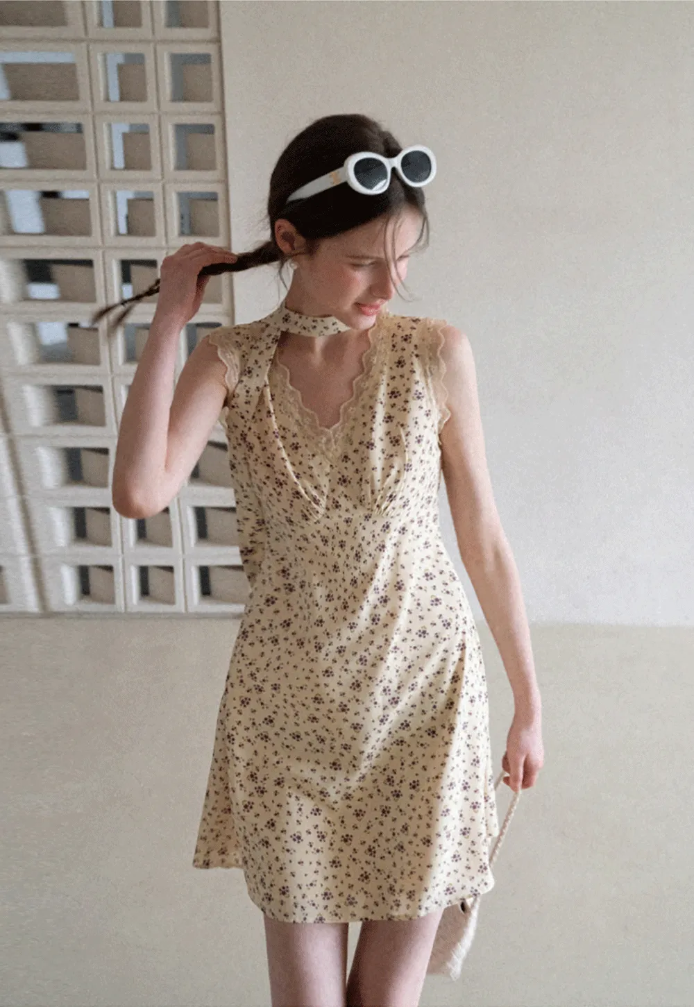 Floral Print Sleeveless Dress with Lace Trim and Choker Neckline