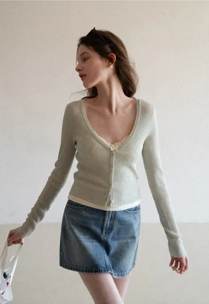 Denim mini skirt with frayed hem and front pockets