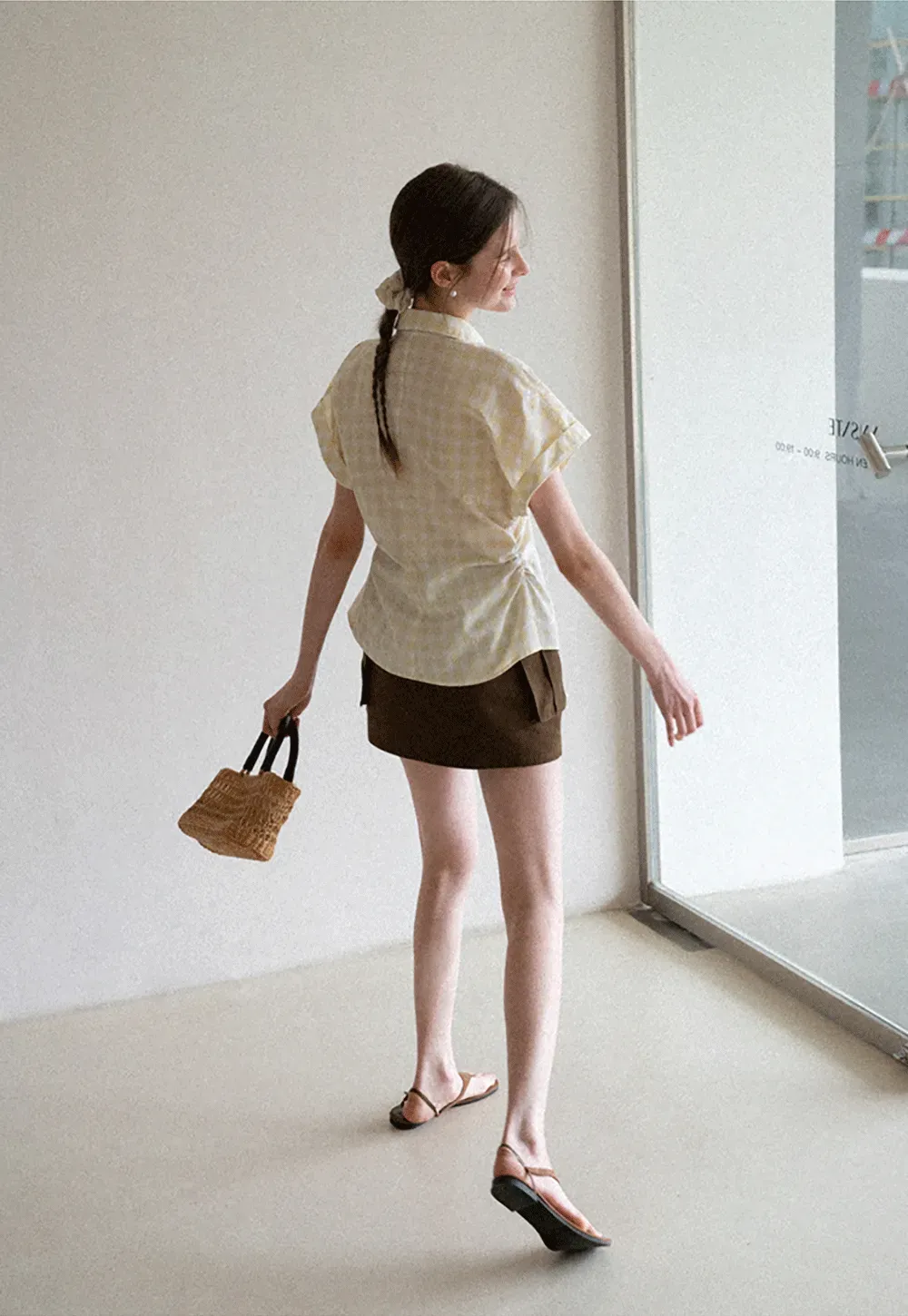 Short skirt with side pocket and structured waist