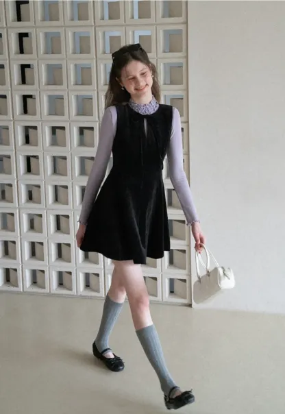 Elegant sleeveless dress with ruffled collar and bow tie design