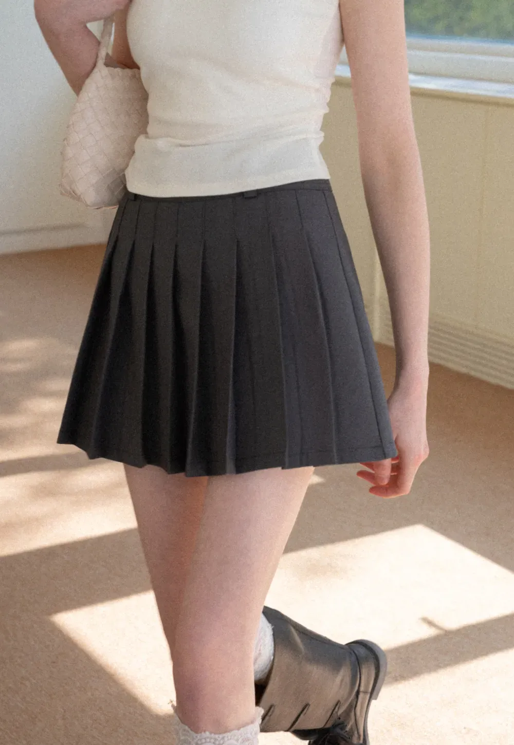 Pleated skirt with high waist and flared hem