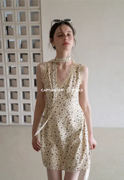 Floral Print Sleeveless Dress with Lace Trim and Choker Neckline