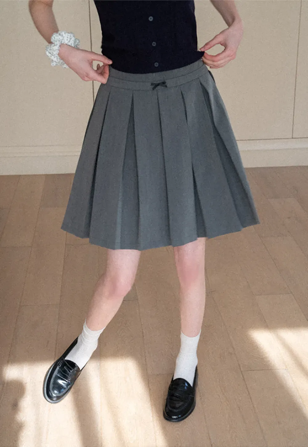 Pleated skirt with front bow detail