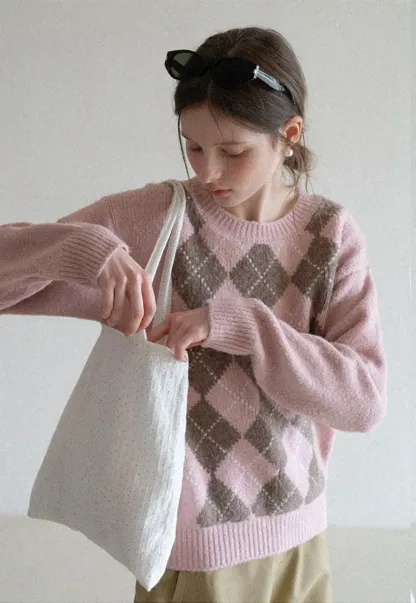 Classic diamond pattern wool knit sweater for casual wear