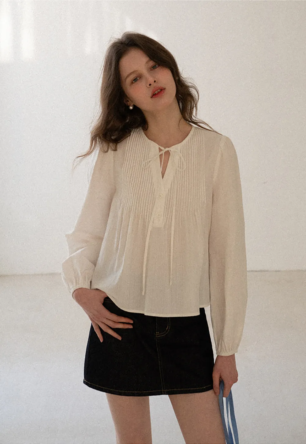 Pleated blouse with tie neck and long sleeves