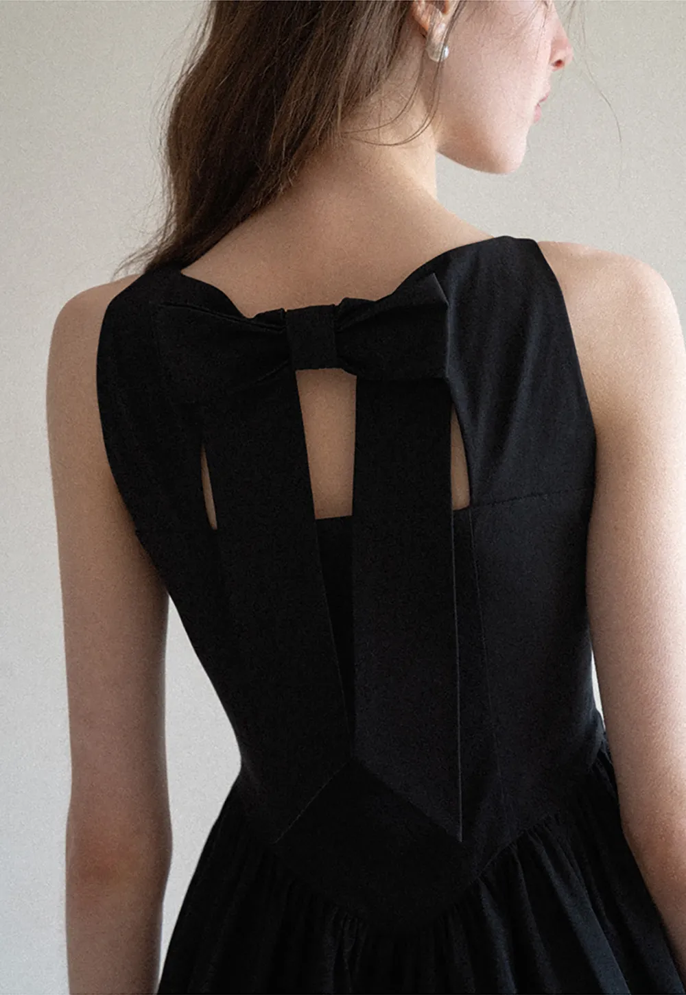 Sleeveless dress with back bow detail