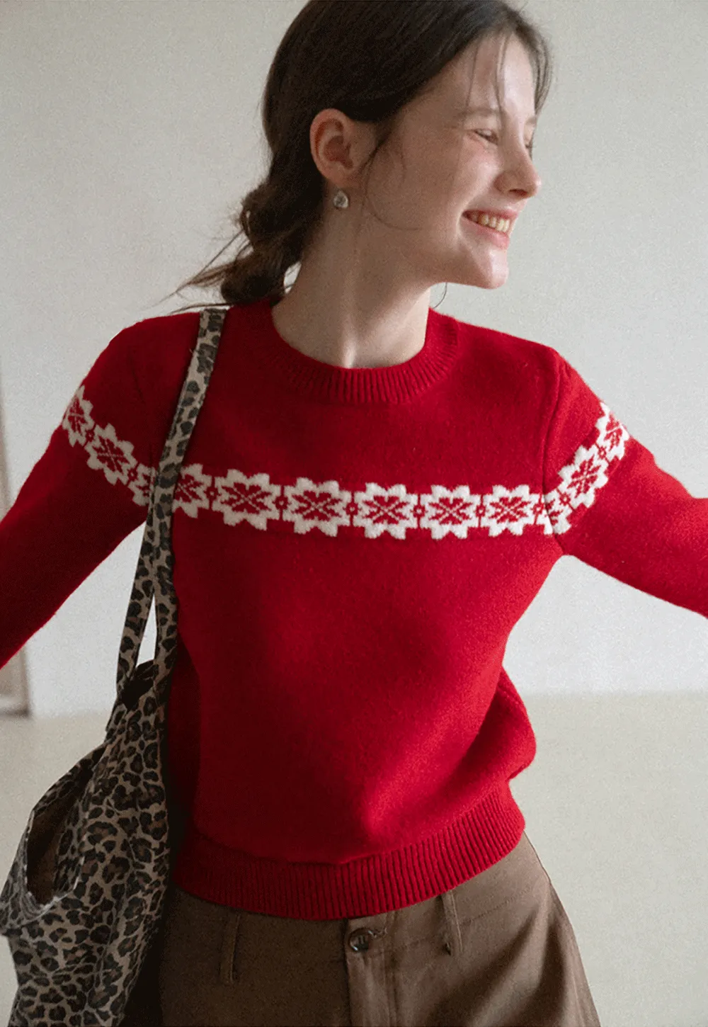 Round Neck Sweater with Snowflake Pattern Design