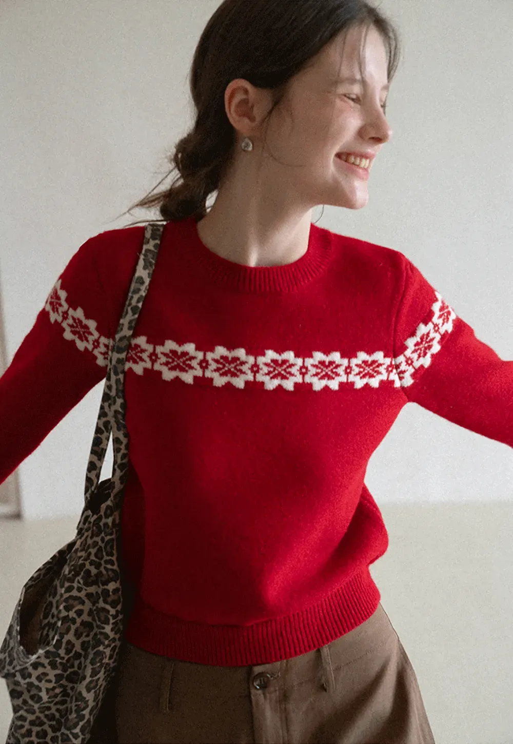 Round Neck Sweater with Snowflake Pattern Design
