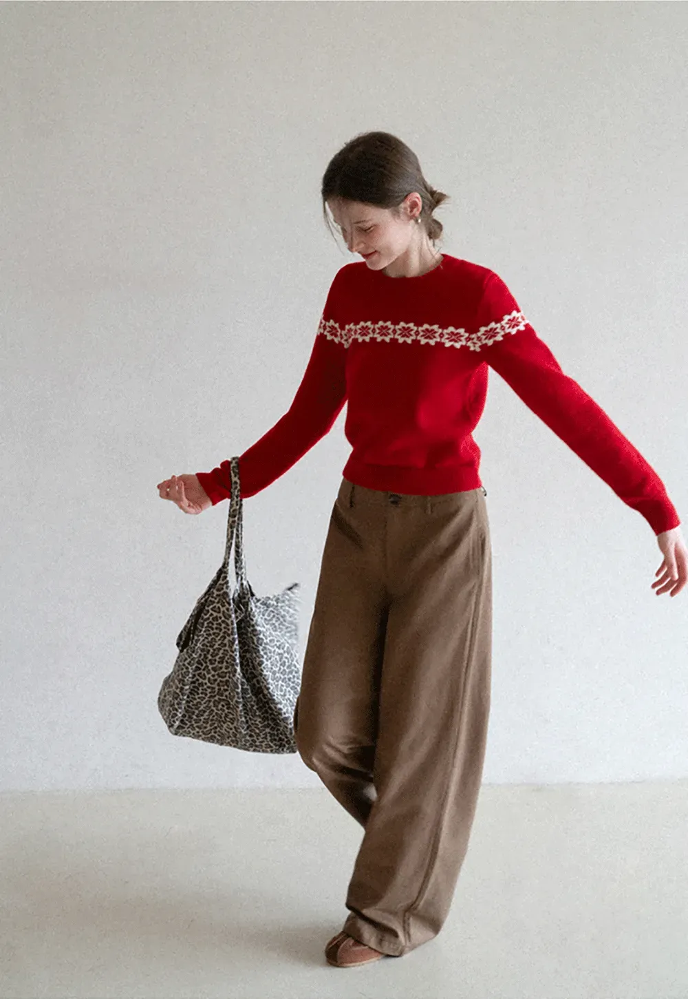 Round Neck Sweater with Snowflake Pattern Design