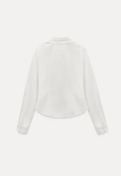 Elegant blouse with scalloped collar and long sleeves for versatile styling